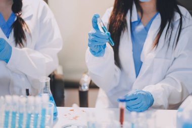 Test tüpü ve mikro pipetli mikrobiyolojik araştırma.