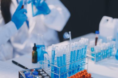 Test tüpü ve mikro pipetli mikrobiyolojik araştırma.