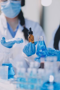 Test tüpü ve mikro pipetli mikrobiyolojik araştırma.