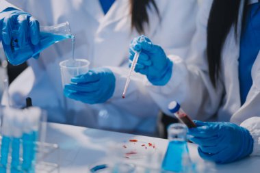 Test tüpü ve mikro pipetli mikrobiyolojik araştırma.