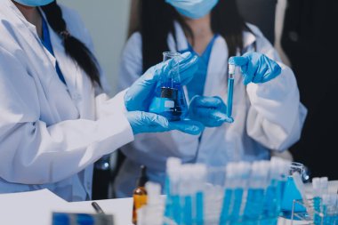 Test tüpü ve mikro pipetli mikrobiyolojik araştırma.