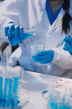 Test tüpü ve mikro pipetli mikrobiyolojik araştırma.