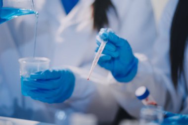 Test tüpü ve mikro pipetli mikrobiyolojik araştırma.