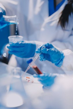 Test tüpü ve mikro pipetli mikrobiyolojik araştırma.