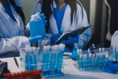 Test tüpü ve mikro pipetli mikrobiyolojik araştırma.