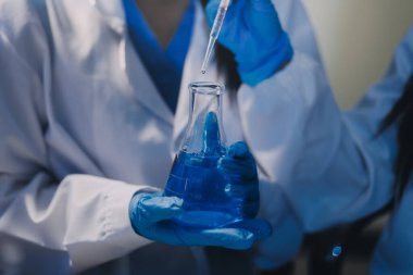 Test tüpü ve mikro pipetli mikrobiyolojik araştırma.