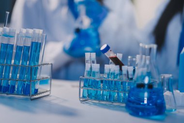 Test tüpü ve mikro pipetli mikrobiyolojik araştırma.