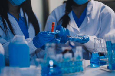 Test tüpü ve mikro pipetli mikrobiyolojik araştırma.