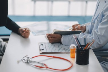 Doktor hastanede hasta ile tartışıyor