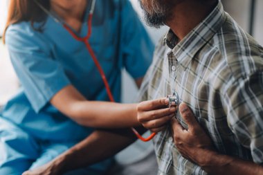 Bayan doktor kalp atışlarını dinliyor.