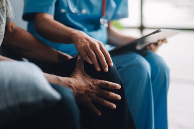 Hasta bakıcı doktor ya da hemşire, yaşlı bir adamla fizik tedavi ve rehabilitasyon için bacak ve diz esneme eğitimi, fizyoterapist yardımı, yaşlı egzersiz, tıbbi ve sigorta.