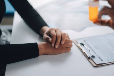 Doktor hastaya reçeteli ilaç veriyor.