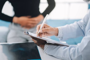 Beyaz kadın, hastalığından dolayı doktora şikayette bulunuyor.