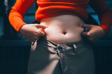 kadın eli aşırı göbek yağ tutan, kilolu kavramı