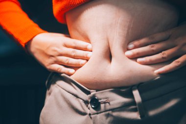 kadın eli aşırı göbek yağ tutan, kilolu kavramı