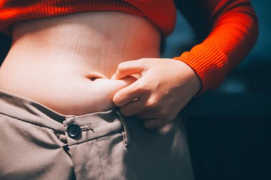 kadın eli aşırı göbek yağ tutan, kilolu kavramı