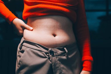 kadın eli aşırı göbek yağ tutan, kilolu kavramı