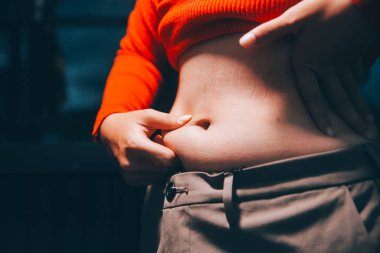 kadın eli aşırı göbek yağ tutan, kilolu kavramı