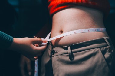 kadın eli aşırı göbek yağ tutan, kilolu kavramı