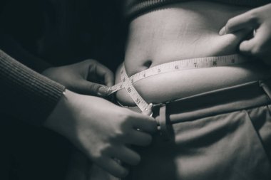 kadın eli aşırı göbek yağ tutan, kilolu kavramı