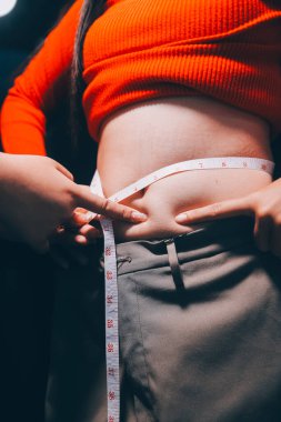 kadın eli aşırı göbek yağ tutan, kilolu kavramı
