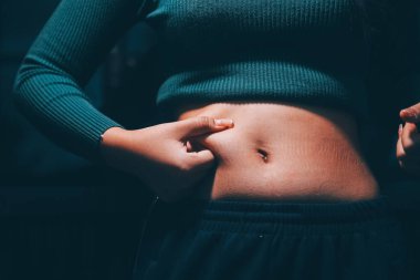 kadın eli aşırı göbek yağ tutan, kilolu kavramı