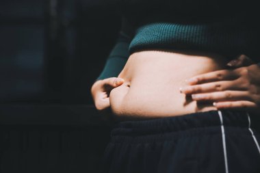 kadın eli aşırı göbek yağ tutan, kilolu kavramı