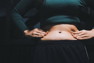 kadın eli aşırı göbek yağ tutan, kilolu kavramı