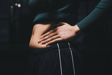 kadın eli aşırı göbek yağ tutan, kilolu kavramı