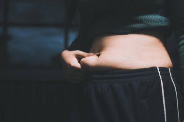 kadın eli aşırı göbek yağ tutan, kilolu kavramı