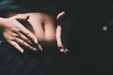 kadın eli aşırı göbek yağ tutan, kilolu kavramı