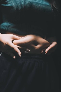 kadın eli aşırı göbek yağ tutan, kilolu kavramı