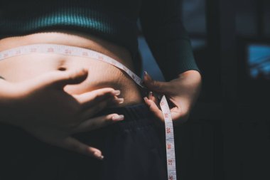 kadın eli aşırı göbek yağ tutan, kilolu kavramı