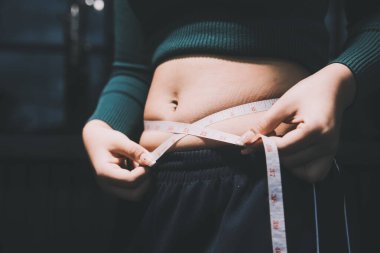 kadın eli aşırı göbek yağ tutan, kilolu kavramı
