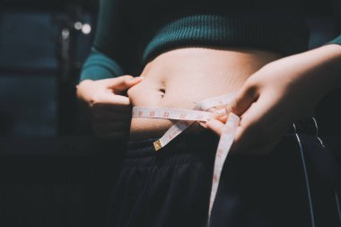 kadın eli aşırı göbek yağ tutan, kilolu kavramı