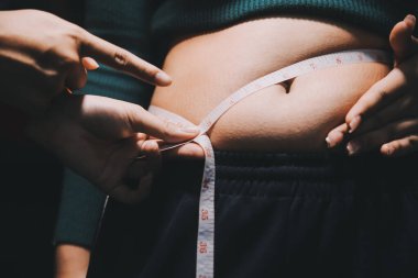 kadın eli aşırı göbek yağ tutan, kilolu kavramı