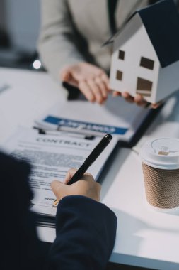 Evdeki evrakları dolduran çifti kapatın.