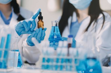 Test tüpü ve mikro pipetli mikrobiyolojik araştırma.