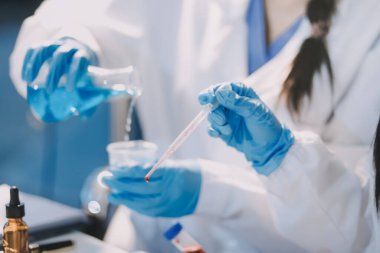 Test tüpü ve mikro pipetli mikrobiyolojik araştırma.