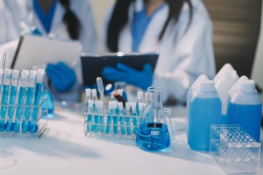 Test tüpü ve mikro pipetli mikrobiyolojik araştırma.