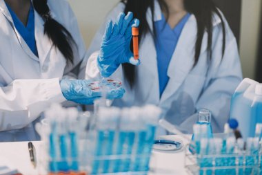 Test tüpü ve mikro pipetli mikrobiyolojik araştırma.