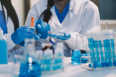 Test tüpü ve mikro pipetli mikrobiyolojik araştırma.