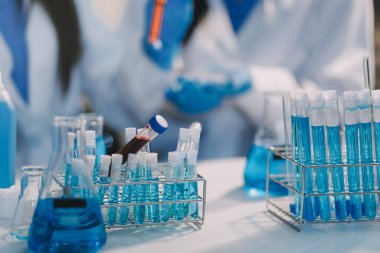 Test tüpü ve mikro pipetli mikrobiyolojik araştırma.