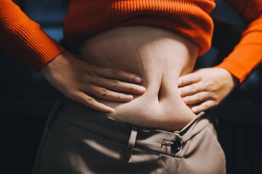 kadın eli aşırı göbek yağ tutan, kilolu kavramı