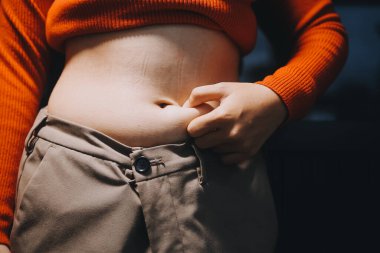 kadın eli aşırı göbek yağ tutan, kilolu kavramı