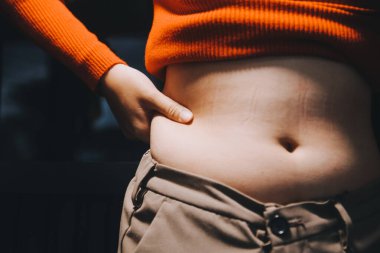 kadın eli aşırı göbek yağ tutan, kilolu kavramı