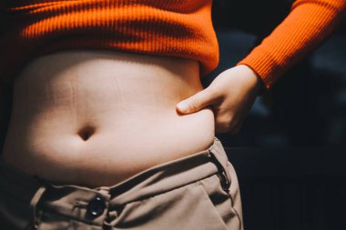 kadın eli aşırı göbek yağ tutan, kilolu kavramı