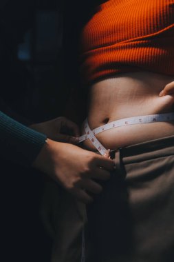 kadın eli aşırı göbek yağ tutan, kilolu kavramı