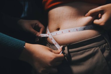 kadın eli aşırı göbek yağ tutan, kilolu kavramı