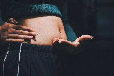 kadın eli aşırı göbek yağ tutan, kilolu kavramı